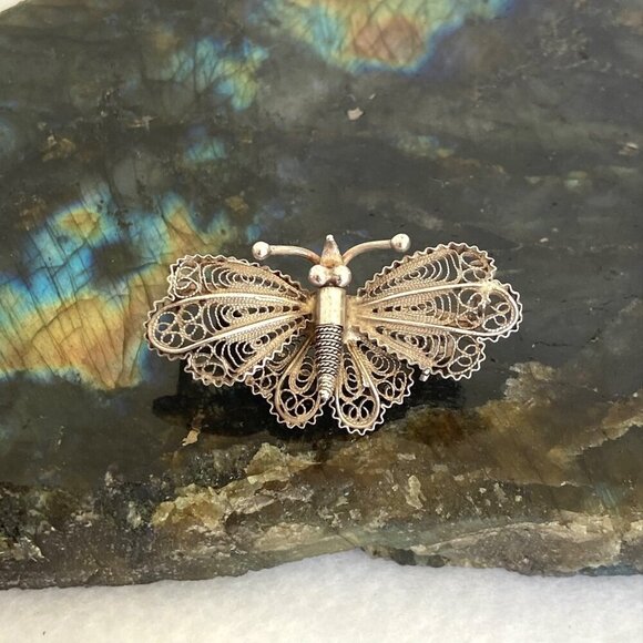 VTG 800 Silver Dainty Spun Silver Butterfly Brooch Pin Insect Brooch - Picture 1 of 14